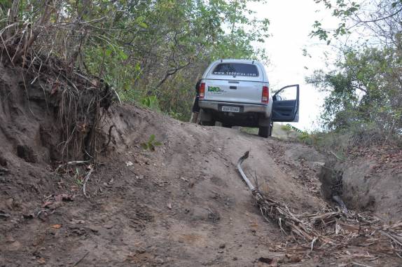 Com a ajuda do guincho, a Fiona ultrapassa a valeta, entre a praia do Outeiro e a Barra do Mamanguape - PB